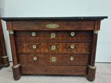 une commode ancienne avec un plateau en marbre et des ferrures en laiton
