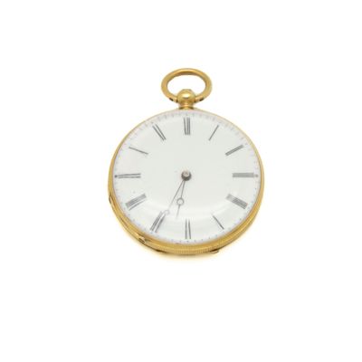 une montre de poche en or avec des chiffres romains sur le cadran