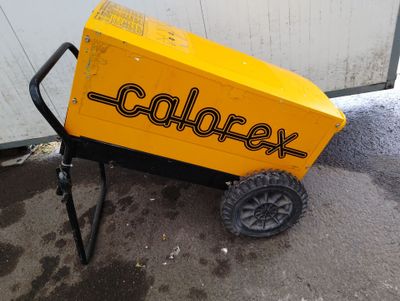 un chariot jaune posé par terre