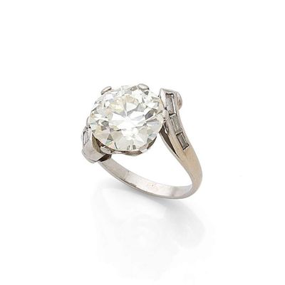 une bague en diamant à une seule pierre, par van cleef