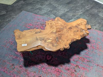une table en bois posée sur un tapis