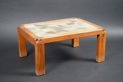 une petite table en bois avec un plateau en verre et des pieds