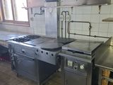 une cuisine équipée d'une cuisinière, d'un four et d'un évier