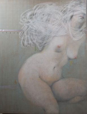 un tableau représentant une femme aux cheveux blancs assise par terre