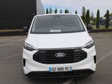 l'avant d'un Ford Transit blanc garé sur un parking