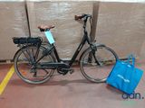 un vélo garé contre un mur