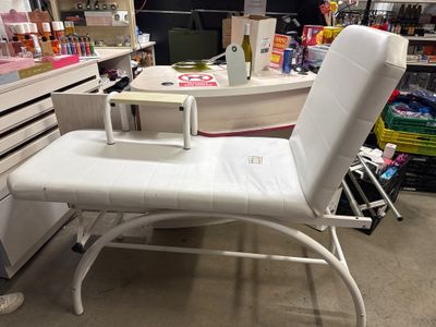 une photo d'un lit d'hôpital dans un magasin