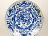 une assiette bleue et blanche ornée d'un motif floral