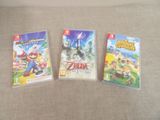 trois jeux Nintendo Wii posés les uns à côté des autres sur un canapé