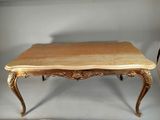 une table sur laquelle est posé un plateau en bois