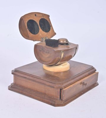 une boîte en bois surmontée d'une horloge