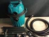 une photo d'un sèche-linge mouillé posé sur une table en bois