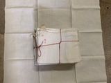 un morceau de tissu blanc orné d'une ligne rouge