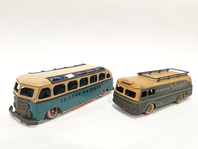 Reunion de deux autobus en tôle lithographiée.
