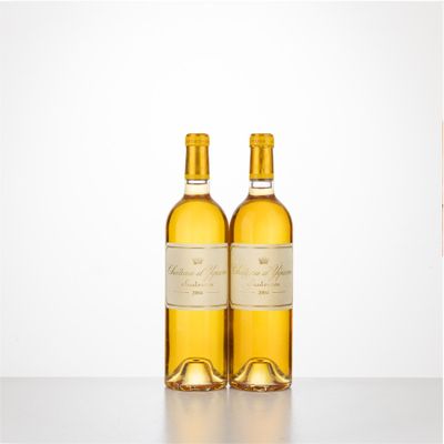 deux bouteilles de vin posées sur une table l'une à côté de l'autre