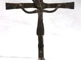 une croix faite d'une branche d'arbre posée sur un socle