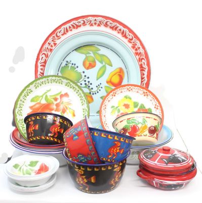 Importante réunion de plats, plateaux, soupières en tôle éma…