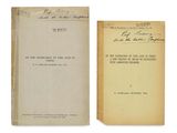 un livre comportant deux pages écrites et un vieux livre comportant des inscriptions