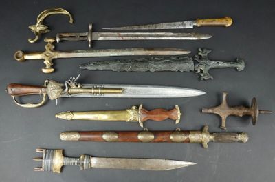 a lot of different types of knives on the table