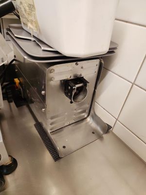 un saladier blanc posé sur un appareil dans une cuisine
