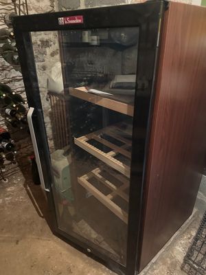 une cave à vin posée dans un coin de la pièce
