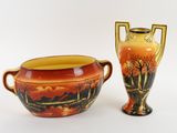 deux vases posés l'un à côté de l'autre sur une surface blanche