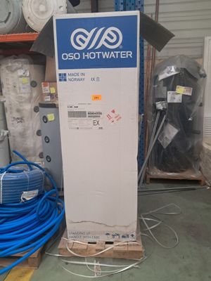 un panneau indiquant « eau chaude disco » devant un tas de tuyaux