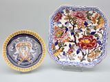 deux assiettes posées l'une à côté de l'autre sur une table