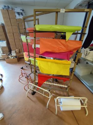 un présentoir sur lequel sont disposés de nombreux sacs de différentes couleurs