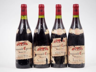 trois bouteilles de vin rouge sont alignées sur une surface blanche