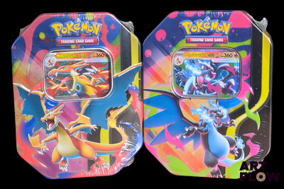 deux boîtes Pokémon ornées de motifs différents sur fond noir