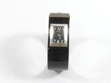 une montre noire avec un cadran argenté sur un fond blanc