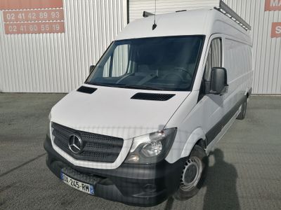 une camionnette blanche garée devant un bâtiment