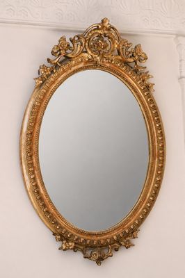 un miroir accroché au mur dans le coin d'une pièce