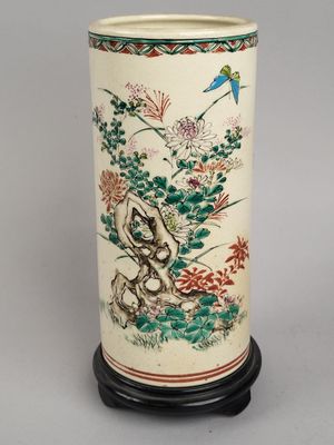 une image représentant un grand vase orné d'un oiseau et de fleurs
