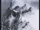 une photo en noir et blanc d'une montagne enneigée