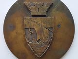 une plaque métallique sur laquelle figure une couronne