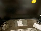 une photo d'un bureau d'ordinateur avec un clavier et une souris