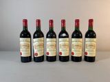 six bouteilles de vin sont alignées sur une table