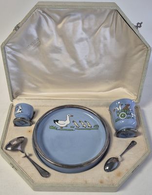 une boîte contenant une assiette, des cuillères et un repose-cuillères