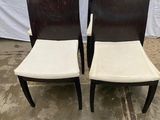 paire de chaises de salle à manger modernes avec assises rembourrées en noir et blanc