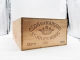 une boîte en bois posée sur une table