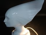 une lampe blanche posée sur une table