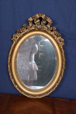 un miroir posé sur une table devant un mur bleu