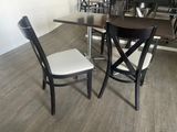 deux chaises placées à côté d'une table dans une pièce