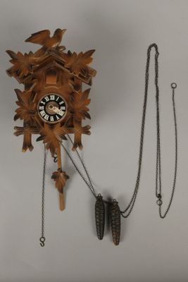 une horloge à coucou accrochée au mur par une chaîne