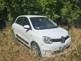 une petite voiture blanche garée dans l'herbe