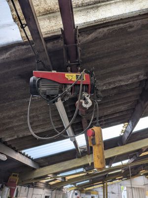une photo d'un homme travaillant sur une machine dans une usine