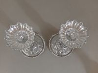 Paire de bougeoirs en cristal moulé à décor d'oves. (photo 3)