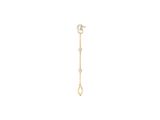une paire de boucles d'oreilles en or serties de diamants sur fond blanc